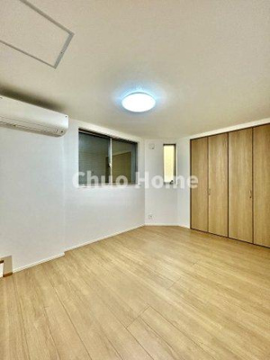 【洋室】 | 荒川区東日暮里3丁目中古住宅 | 【洋室】快適に過ごす条件は、一人ひとり違います。だからこそ飾り過ぎないシンプルな内装と偏り過ぎないデザインで統一しております。居住していく中でオーナー様だけの【マイホーム】に創り上げて下さい