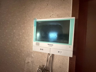 【防犯設備】 | 積川町　中古戸建 | ＴＶモニター付きインターホンですので、突然の来客時にも外の様子が確認できて安心です！