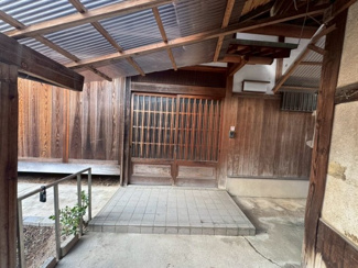 【エントランス】 | 積川町　中古戸建 | ららぽーと和泉まで約1259ｍ！休日のお出かけや普段のお買い物にも便利ですね♪