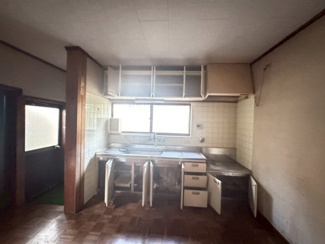 【キッチン】 | 積川町　中古戸建 | お料理に集中しやすい壁付けキッチンです！キッチンの前に窓があるので、換気しやすく明るいキッチンです！