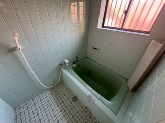 【浴室】 | 積川町　中古戸建 | 浴室に窓が付いているので、換気ができて湿気やカビ防止になりますよ♪