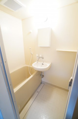 【浴室】 | レピュート高岡C | ※同物件・同タイプの写真です。