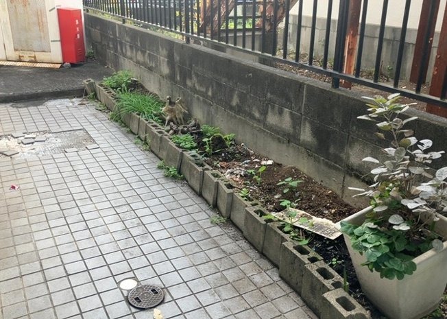 【中庭】 | メゾン・ド・ノアバーム八王子 | 中庭（パティオ）とは、一つの建築物の内部に設けられた、壁などで囲われている庭のことを指します。コの字型、ロの字型が主流ですが、L字型の中庭もあります。最近では、インテリア性の高さからも人気があります。