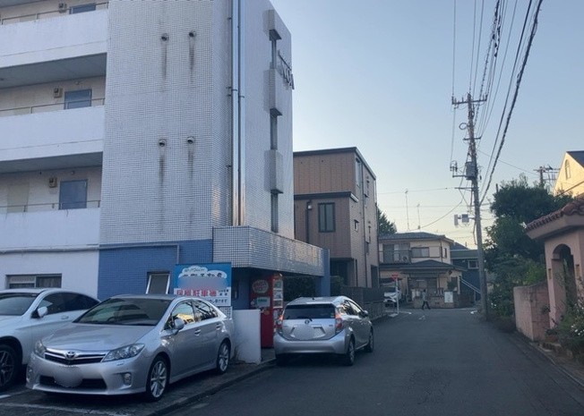 【外観】 | メゾン・ド・ノアバーム八王子 | 外観はマンション管理がされているかの目安になります。築年数が古いと、壁面は劣化してひび割れが生じることも！建物が古びていても細かいところが修繕されていると、きちんと管理されているなぁと感じるでしょう。