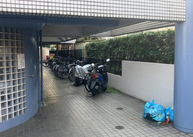 【駐車場】 | メゾン・ド・ノアバーム八王子 | 駐車場と明記されていても、最小スペースでつくられた駐車場だと大型車は駐車できなかったり、出入りしにくくなったりする可能性があります。お車のサイズと購入したい物件の駐車場のサイズを現地で確認しましょう。