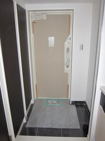 新潟市中央区本町通７番町の賃貸マンションの玄関