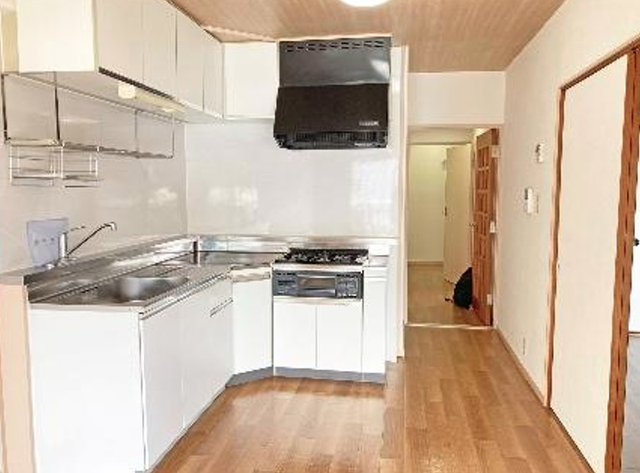 シンメイ志木マンションのキッチン|清潔感のあるホワイトキッチン