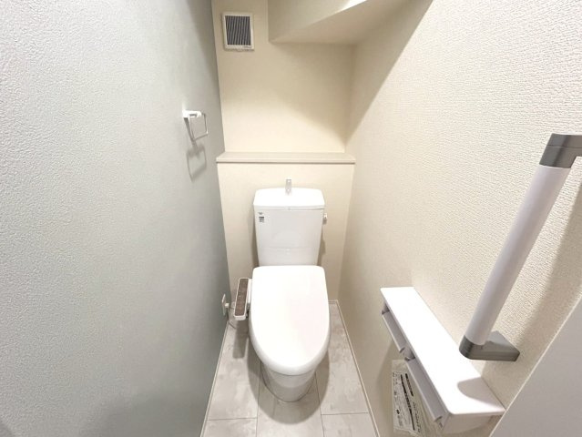 リーブルガーデン　一宮市千秋町加納馬場第7　全4区画分譲の独立洗面台|洗面化粧台 幅 750mm、軽く割れにくい洗面ボールと場所をとらないコンパクト設計の本体キャビネットです。
ミラー扉の内側は全て収納スペースです。リフトアップシャワーを採用し両手が自由に使えます