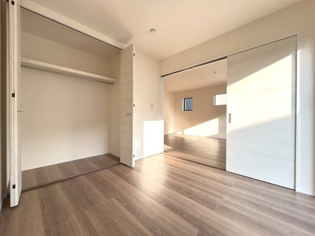 リーブルガーデン　一宮市千秋町加納馬場第7　全4区画分譲の洋室|全居室にたっぷり収納できる大型クローゼット、居室部分の窓ガラスには間に空気層を設けたペアガラスを採用。
高い断熱性と共にガラス面の結露対策にも効果を発揮します。