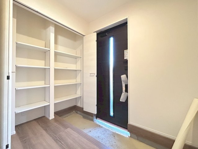 リーブルガーデン　一宮市千秋町加納馬場第7　全4区画分譲の玄関|【ピッキング防止機能付き玄関ドア錠】玄関ドアの鍵は上下に２つあり、内側の下段は脱着サムターンキー。
鍵を不正に開錠されても、もう１つの鍵でピッキングを防ぎます。防犯性の高い仕様になっています。