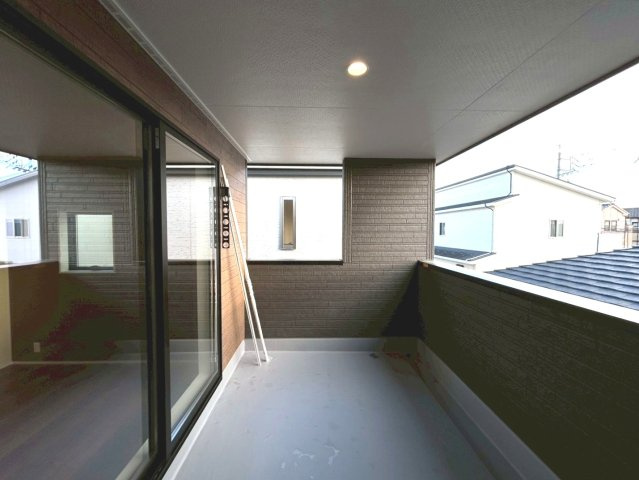 リーブルガーデン　一宮市千秋町加納馬場第7　全4区画分譲の玄関|大容量のシューズ収納付きで玄関周りもすっきり！玄関ドアからの光が玄関ホールを明るくしてくれます。