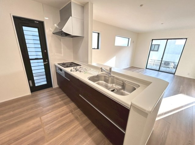 リーブルガーデン　一宮市千秋町加納馬場第7　全4区画分譲の居間・リビング|明るい日差しをふんだんに取り込んだリビングダイニングは家族の笑顔につつまれた素敵な空間になります。
一建設の家は精度が高く丈夫な工法を採用し、「住宅トップランナー基準」に対応しています。