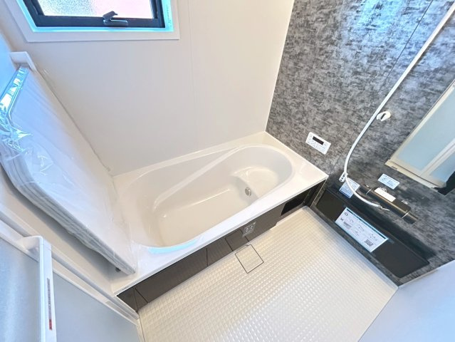 リーブルガーデン　一宮市千秋町加納馬場第7　全4区画分譲のキッチン|機能的で手入れがしやすいシステムキッチンでお掃除も楽々。蛇口は浄水器内蔵型で節湯CI対応水栓です。　
人造大理石カウンターやキッチンパネルなど明るくきれいにお使いいただけます。