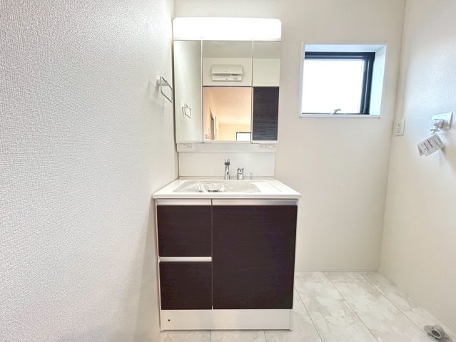 リーブルガーデン　一宮市千秋町加納馬場第7　全4区画分譲の浴室|明るく清潔感がある浴室。浴槽は環境にやさしい節水タイプ。浴槽内ステップで半身浴、親子入浴も安心です。
洗い場の床は乾きやすく滑りにくい快適仕様、水はけが良くカビの発生を軽減できます。
