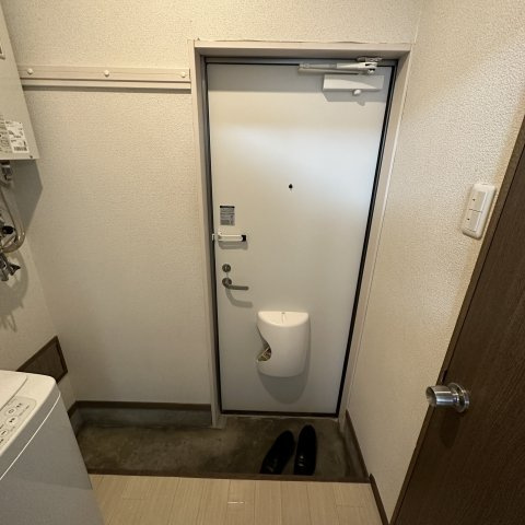 レインボーマンションの玄関