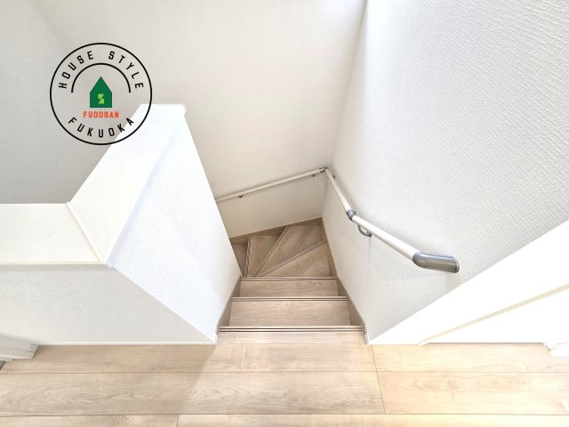 糟屋郡新宮町緑ヶ浜２丁目第1-2棟（2号棟）の内観：施工例|＜手すり付階段＞手すりがないと階段の昇り降りで危険なことはもちろん、壁に手をつきながら歩くことで壁紙が汚れやすくなります。すべての方に快適に昇り降りしていただくため、手すりを設置しました。