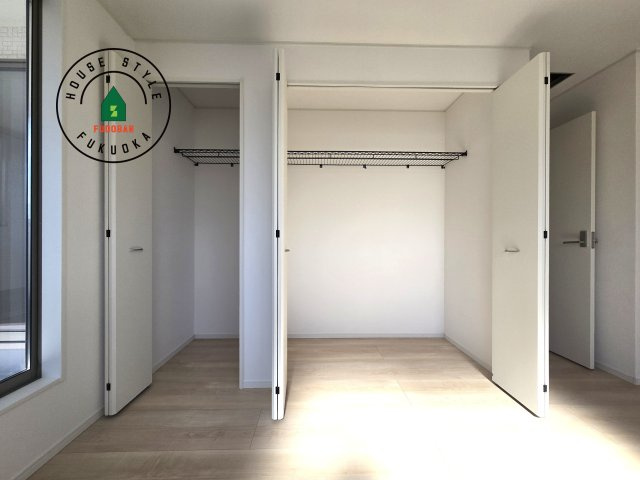 糟屋郡新宮町緑ヶ浜２丁目第1-2棟（2号棟）の内観：施工例|【WIC（ウォークインクローゼット）】 たくさんの洋服をかけてもシワになりにくいウォークインクローゼット。洋服以外にも、普段使わない家電やスーツケース、ストック品など何でも片付く嬉しい空間です。