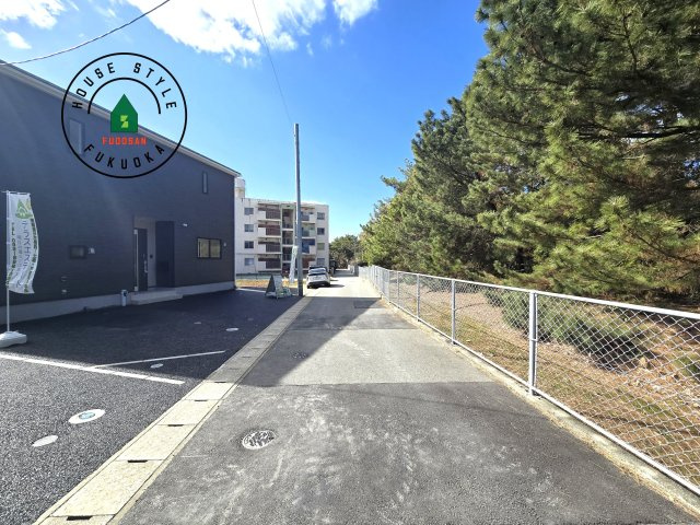 糟屋郡新宮町緑ヶ浜２丁目第1-2棟（2号棟）の前面道路含む現地写真|前面道路です。
