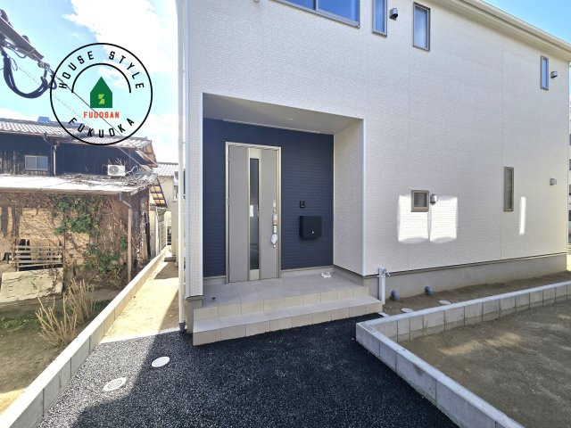 糟屋郡新宮町緑ヶ浜２丁目第1-2棟（2号棟）の外観：施工例|地盤調査済 / 玄関へ向かうまでのアプローチに漂う上質が期待感をもたせます。玄関は建物の顔。落着きを醸し出した自己主張が心に訴えてきます。