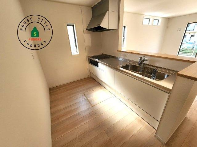 糟屋郡新宮町緑ヶ浜２丁目第1-2棟（2号棟）の内観：施工例|カウンターキッチンなら、リビングで遊ぶ子供の様子を見ながら料理ができるので安心です。料理を運んでもらったり、子供にお手伝いしてもらいやすいのもいいですね。