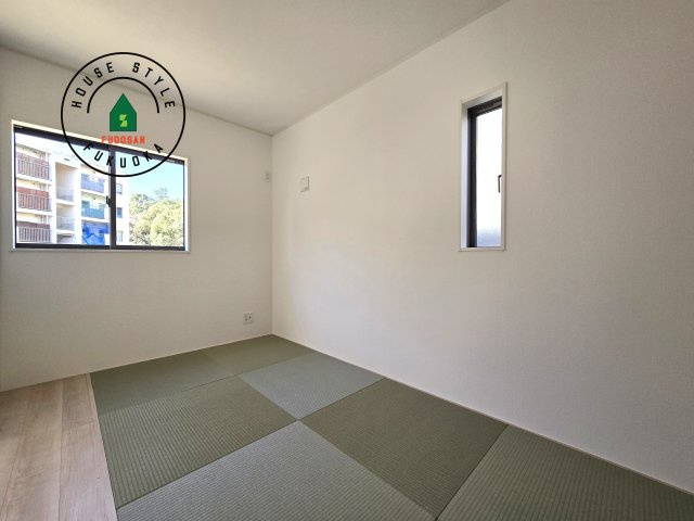 糟屋郡新宮町緑ヶ浜２丁目第1-2棟（2号棟）の内観：施工例|和室を上手に活用すると暮らし方の幅が広がります。例えば普段は開け放して、子供の小さいうちはお昼寝や遊びのスペースに。畳はソフトなので転んでもケガをしにくく安心です