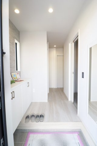 郡山市安積町笹川字北向　　  1号棟　　安積第3小学校、安積第2中学区　の玄関