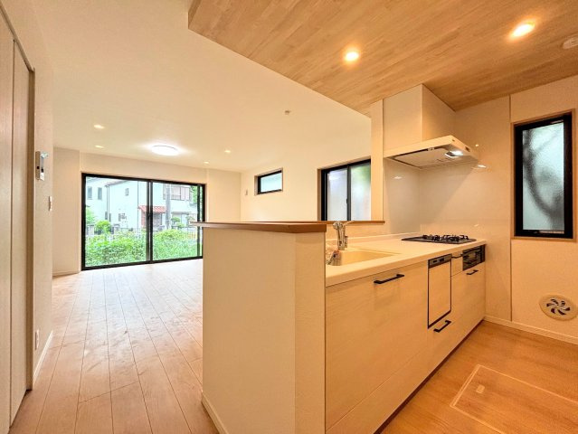 戸塚区舞岡町　新築戸建てのその他|［モデルハウス］◆キッチンからダイニングやリビングが見渡せるキッチン。料理をしながら家族とコミュニケーションをとれるだけでなく、大きな開放感も得られることができます。
