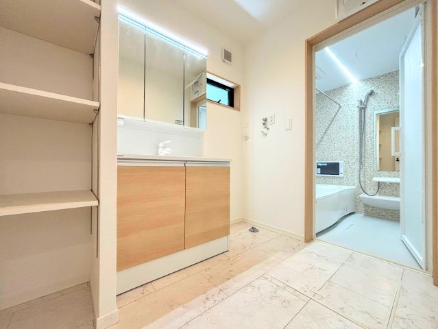 戸塚区舞岡町　新築戸建てのその他|［モデルハウス］◆毎日使う場所だから、機能的で使いやすさに配慮したパウダールーム。すっきりと使えるように収納も豊富にご用意しています。
