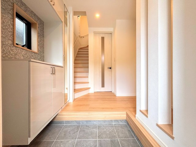 戸塚区舞岡町　新築戸建て　第1のその他|［モデルハウス］◆明るい玄関です！散らかりやすい玄関もスッキリする大容量のシューズボックス付き。
