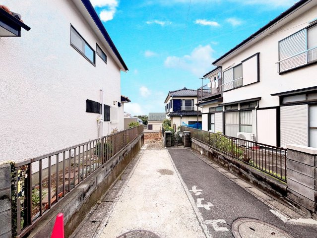 戸塚区舞岡町　新築戸建ての外観|◆堂々たる趣ながら、主張し過ぎずどこか余裕を感じさせるシャープなフォルムで佇む邸宅は、晴天の空と照らし合わせる事で、本来あるべき完成形の姿を見せてくれます。
