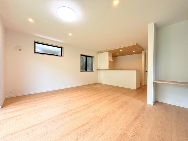 戸塚区舞岡町　新築戸建てのその他|［モデルハウス］◆リビングは一日中太陽の光が射し込みます。家族が集まる空間は、自然と笑顔が溢れます！
