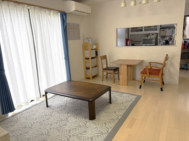 【居間・リビング】 | 朝霞市根岸台7丁目　中古一戸建住宅（朝霞店） | 2025年11月撮影
たっぷり陽ざしが入る明るい3面採光のリビング◎
リビング横の和室を開放すると約20帖の大空間としてもお使いいただけます