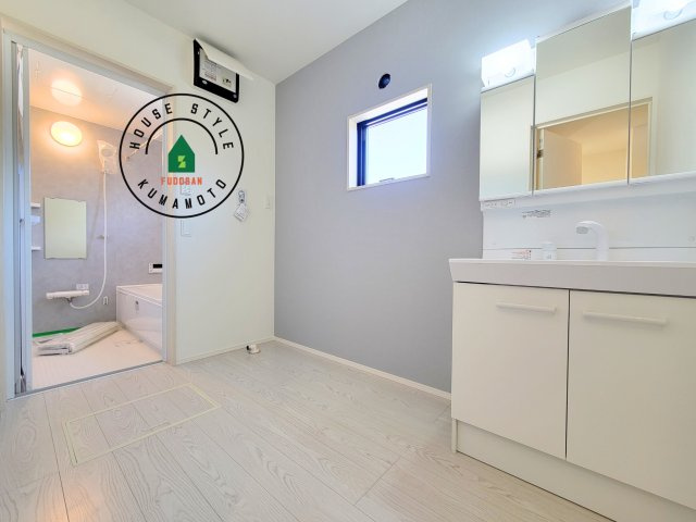 菊池市泗水町吉富第4₋3棟(1号棟)の内観：施工例|ゆとりの洗面スペースで朝の身支度もスムーズに。暮らしを快適に変えるシャワー付洗面台です！