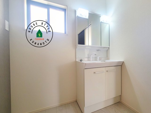 菊池市泗水町吉富第4₋3棟(1号棟)の内観：施工例|毎日使うものだから清潔な空間を保ちたい水回り。洗面にはそんな願いを解消させてくれる収納アイデアが満載です。三面鏡の裏側にはキャビネットが現れ小物から背の高い物まで収納できます。