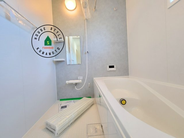 菊池市泗水町吉富第4₋3棟(1号棟)の内観：施工例|ウ窓もあるので換気も安心ですね。同社仕様。1日の疲れを癒してくれる広々バスルーム。雨の日のお洗濯にも大活躍な浴室乾燥機付です！