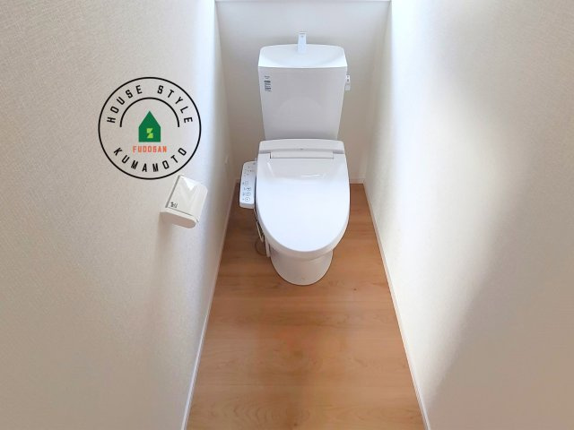 菊池市泗水町吉富第4₋3棟(1号棟)の内観：施工例|温水洗浄便座を完備しております。2ヶ所にトイレがあるのは朝の慌ただしい時間も安心です。