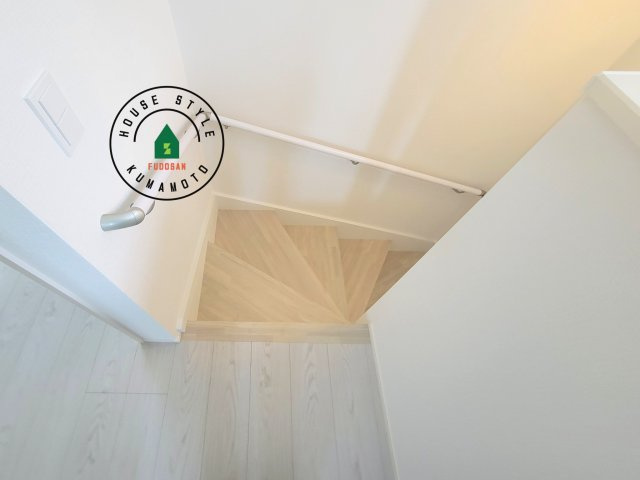 菊池市泗水町吉富第4₋3棟(1号棟)の内観：施工例|階段からも明るい光が入ります。採光や通風も階段の重要な役割です。