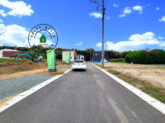 菊池市泗水町吉富第4₋3棟(1号棟)の前面道路含む現地写真|前面道路は閑静な住宅地をはしる車通りの少ない道路。お車の出し入れが苦手なママや小さなお子様にも安心ですね。しっかり舗装もされているので、ベビーカーや自転車で通っても快適に通行できます。