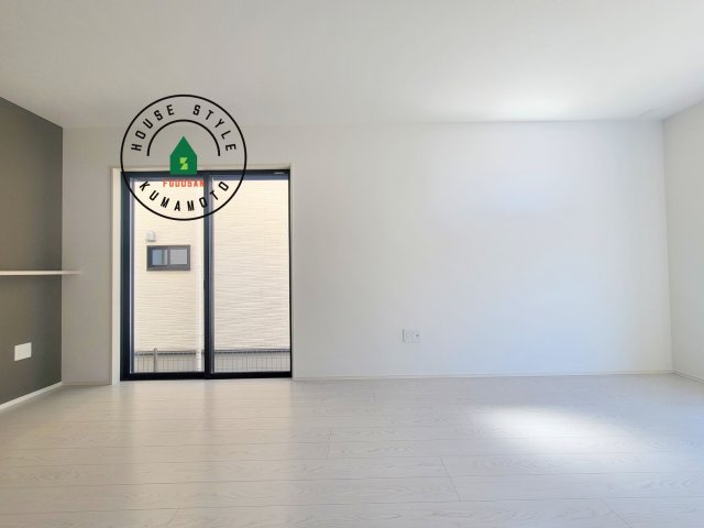 菊池市泗水町吉富第4₋3棟(1号棟)の内観：施工例|ご家族を近くに感じられる対面キッチンのLDK。会話もはずみそうですね。