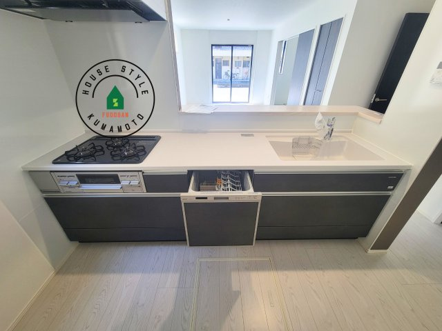 菊池市泗水町吉富第4₋3棟(1号棟)の内観：施工例|ご家族を近くに感じられる対面キッチンのLDK。会話もはずみそうですね。