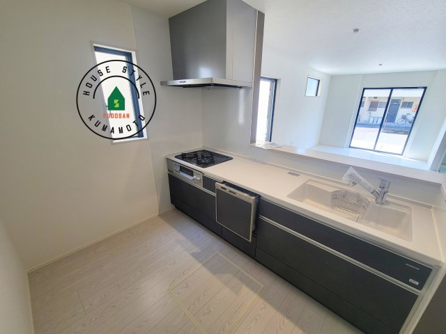 菊池市泗水町吉富第4₋3棟(1号棟)の内観：施工例|ダイニングテーブルへの配膳がラクラク、お料理はかどるカウンター付きシステムキッチン！