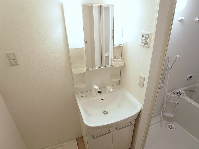 クレール久保の洗面所|人気の高いシャワー付き洗面台