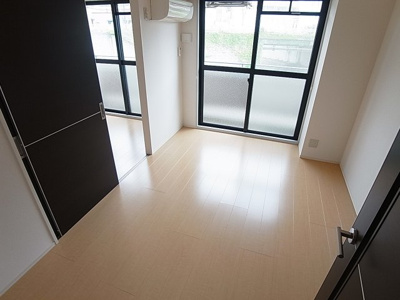 【洋室】 | クレール久保 | 日差しも差し込み日当たり良好です