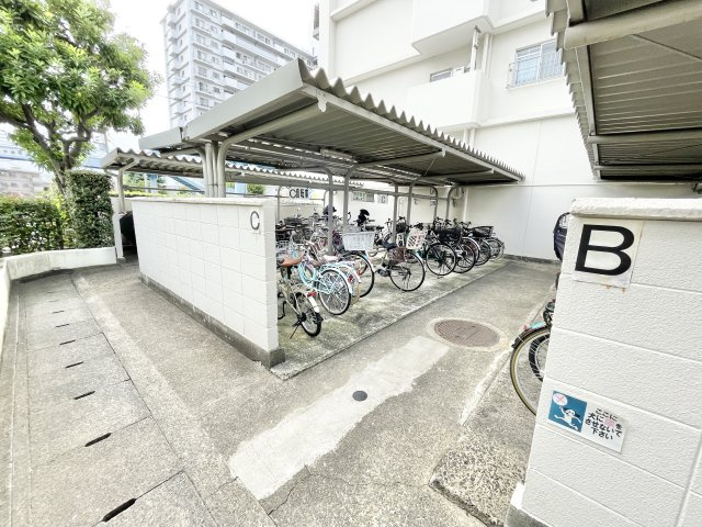 寝屋川東ファミリータウン北１番館の駐輪場