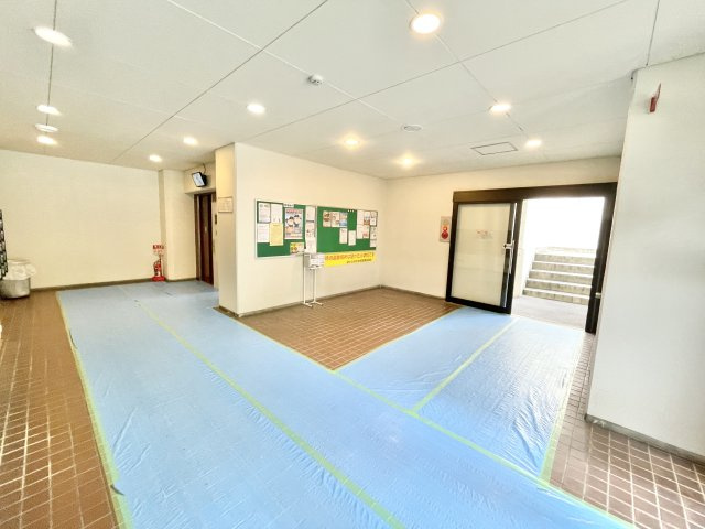 寝屋川東ファミリータウン北１番館のエントランス