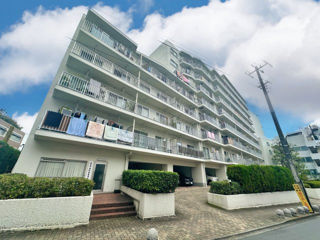 目白ガーデニアの外観|洗練されたフォルムと落ち着いた色調が、街並みにやさしく溶け込む佇まい。帰るたびに、心がふっと和らぐ外観です。