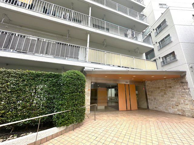 目白ガーデニアのエントランス|上質感漂うエントランスが、家族の帰宅をやさしく迎え、日常をちょっと特別に彩ります。