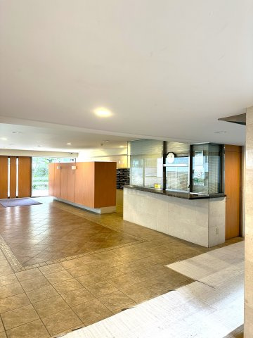 目白ガーデニアのその他共用部分|訪れる人の足取りを自然とやわらげる、美しく整えられたロビー。洗練されたデザインと落ち着きが調和し、この空間が上質な暮らしの期待感を静かに高めてくれます。