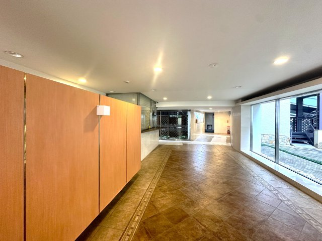 目白ガーデニアのその他共用部分|広々とした明るいロビーは、陽光が差し込む心地よい空間を演出し、訪れる人の心をやさしく和ませます。待ち合わせやくつろぎの時間にもふさわしい、上質で優雅なエントランスです。