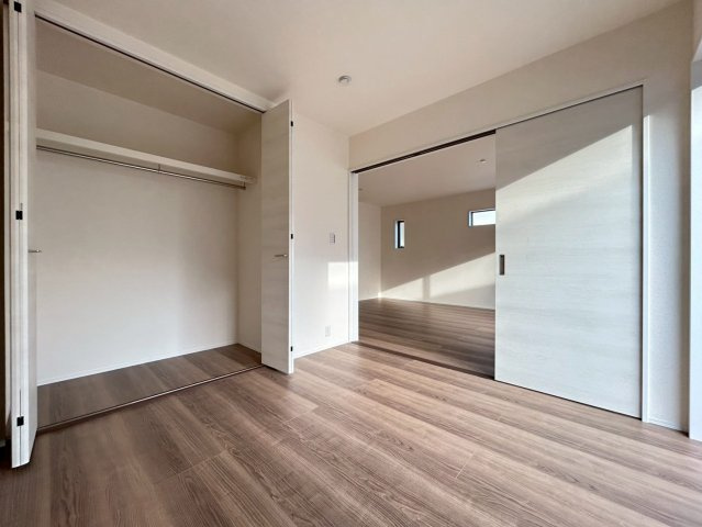 リーブルガーデン　一宮市千秋町加納馬場第7　全4区画分譲の洋室|全居室にたっぷり収納できる大型クローゼット、居室部分の窓ガラスには間に空気層を設けたペアガラスを採用。
高い断熱性と共にガラス面の結露対策にも効果を発揮します。